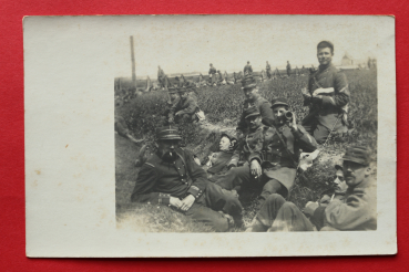 Ansichtskarte Foto AK Soldaten Rast 1914-1918 Wein trinken Uniformen Offizier Frankreich France 1. Weltkrieg